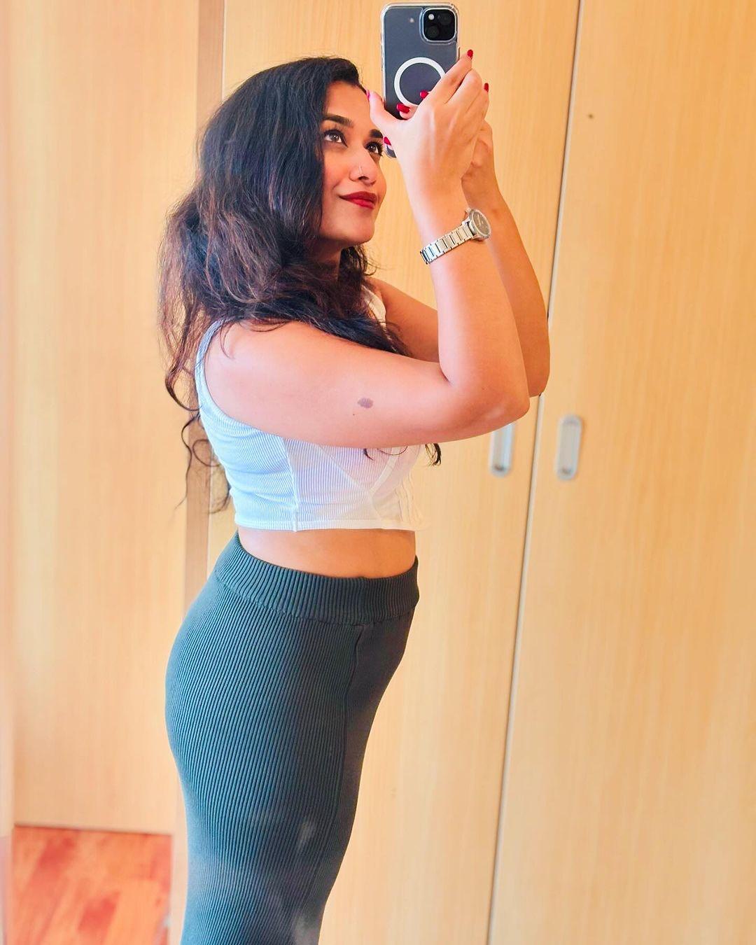 Beautiful actress photos | Parvathy R Krishna looking very glamorous photos