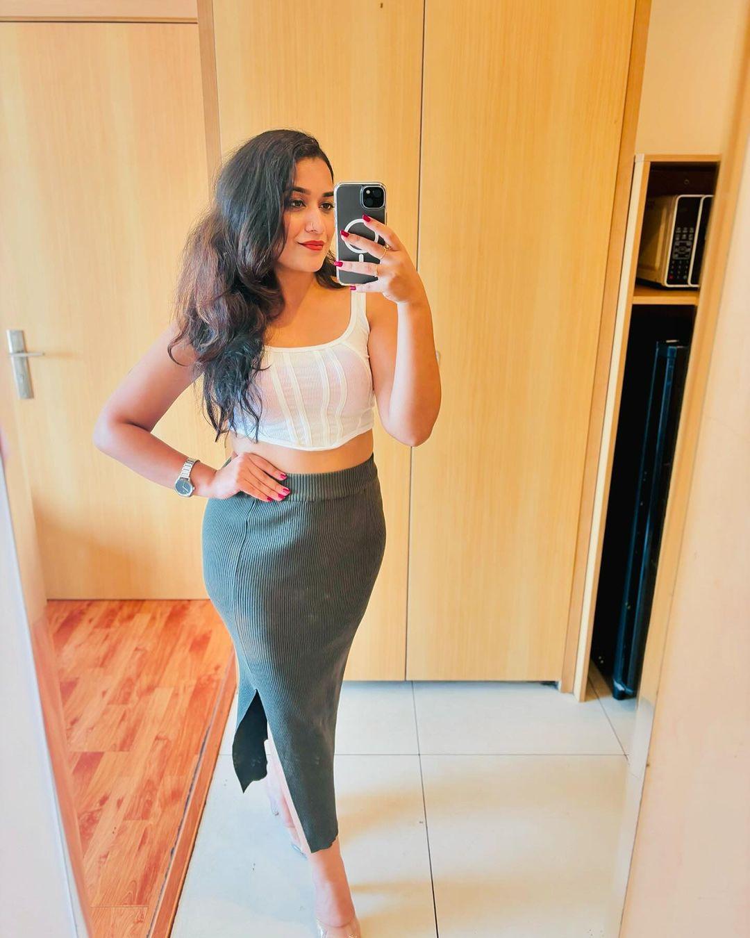 Cute and sexy stills | Parvathy R Krishna looking very glamorous photos