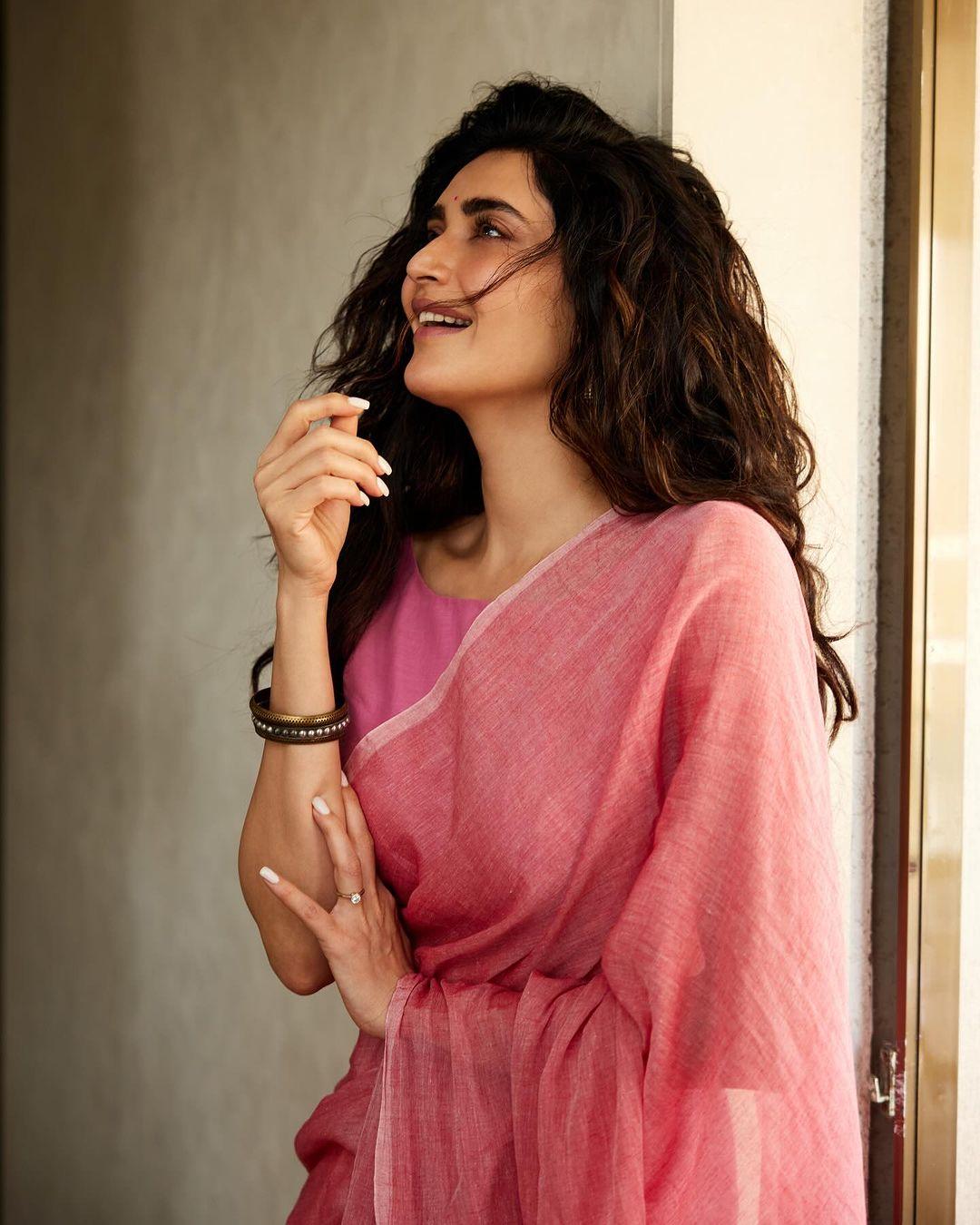 Exclusive hot photos| Karishma Tanna looking very glamorous in saree