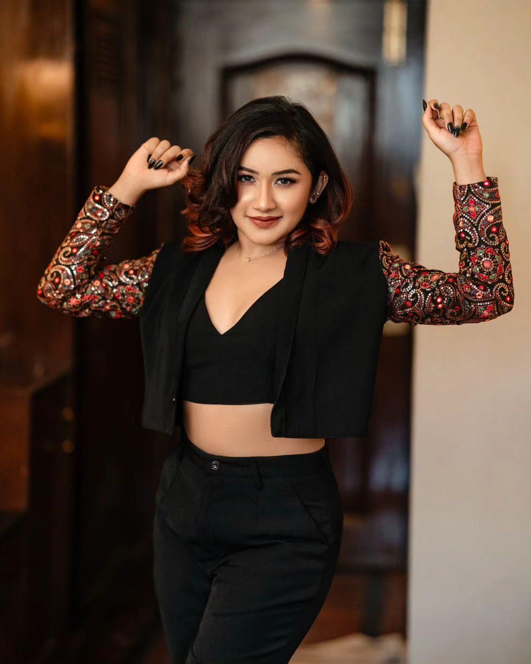 Exclusive hot photos | Raveena Daha looking very glamorous in black dress