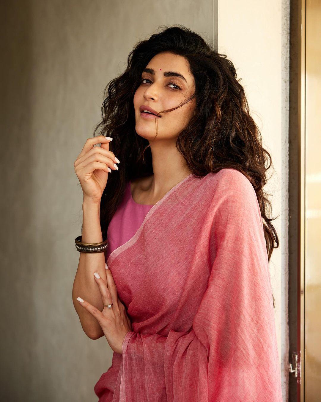 Glamorous photos|Karishma Tanna looking very glamorous in saree