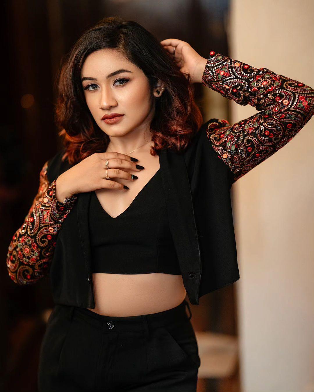 Hot and sexy stills | Raveena Daha looking very glamorous in black dress