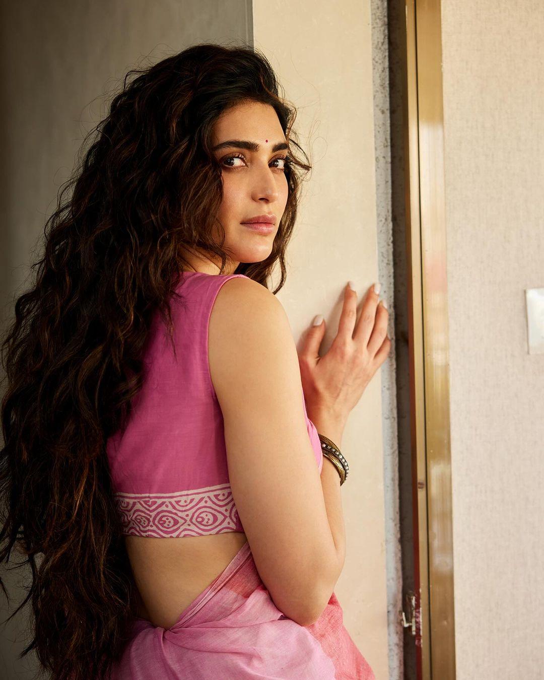 Saree hot photos | Karishma Tanna looking very glamorous in saree
