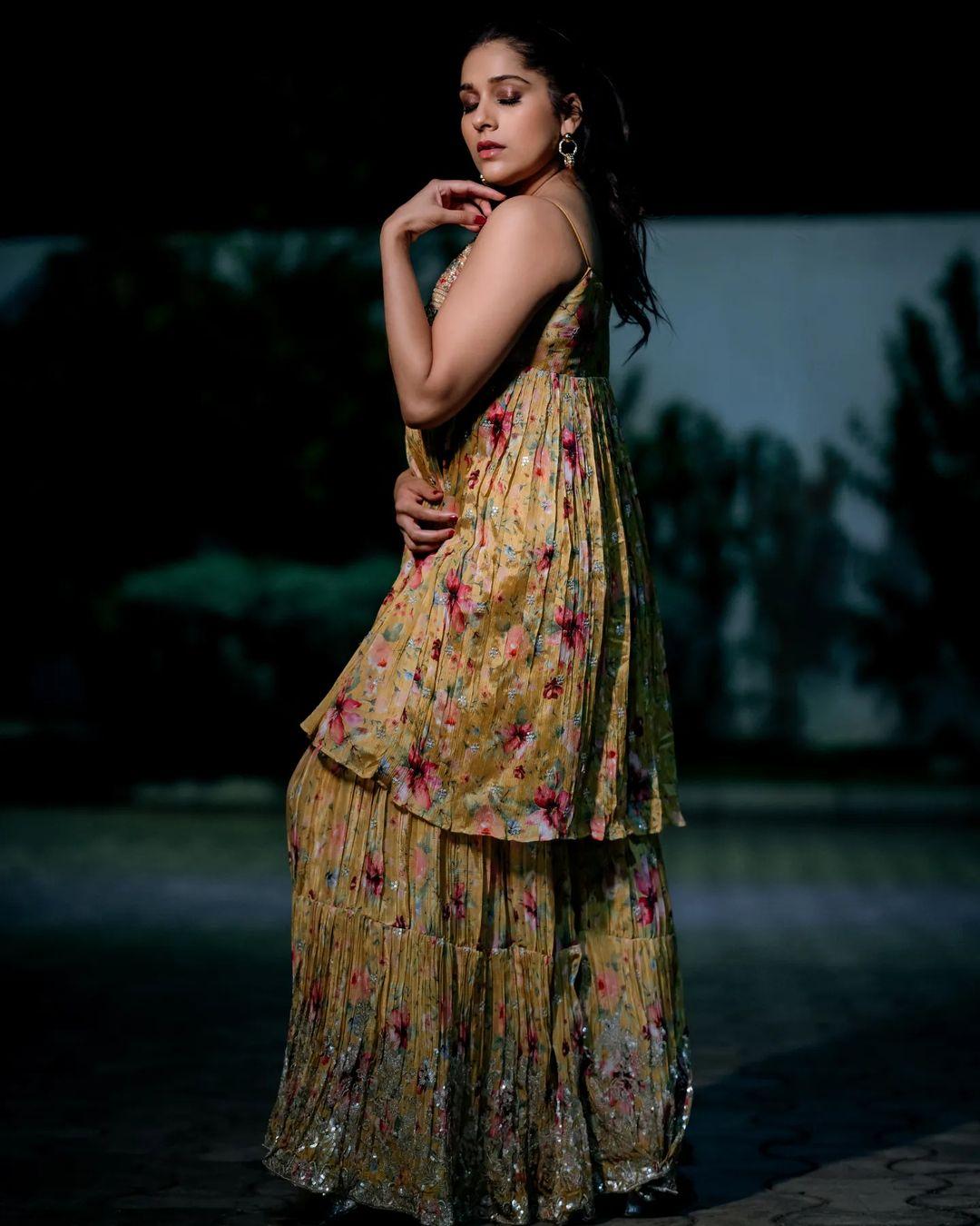 Beautiful and cute stills | Rashmi gautam exposing very hot photos