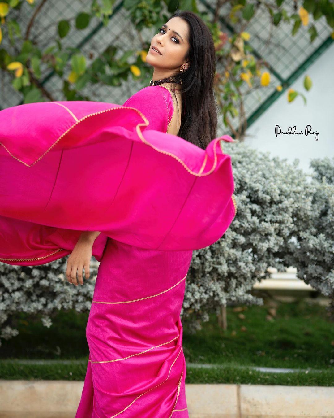 Cute and beautiful photos | Rashmi gautam in red saree hot photos