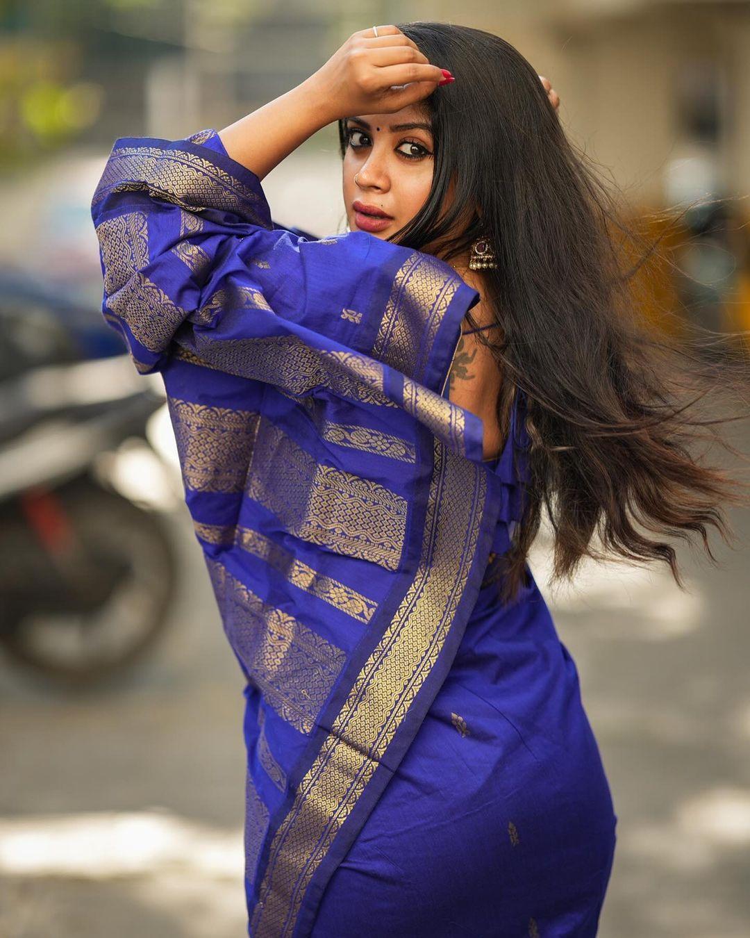 Cute and sexy stills| Gayathri shan looking very glamorous in saree