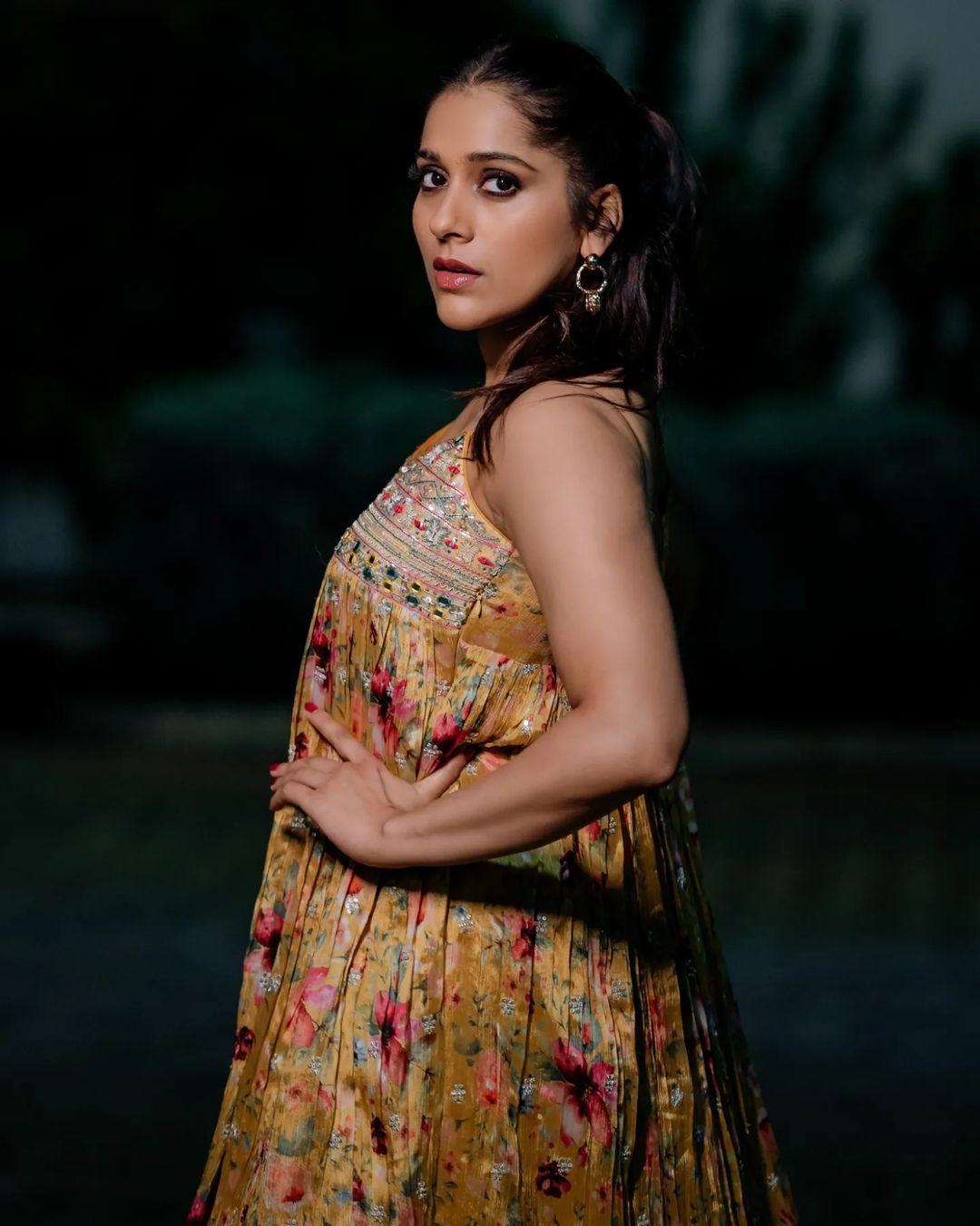 Cute and sexy stills | Rashmi gautam exposing very hot photos