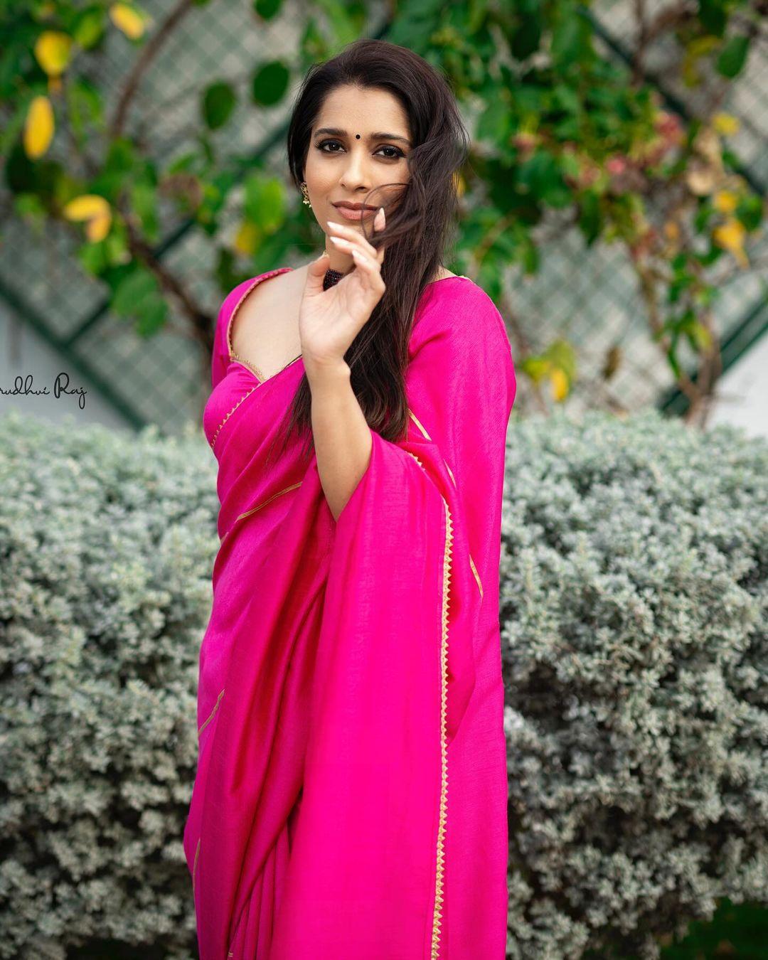 Cute and spicy photos | Rashmi gautam in red saree hot photos