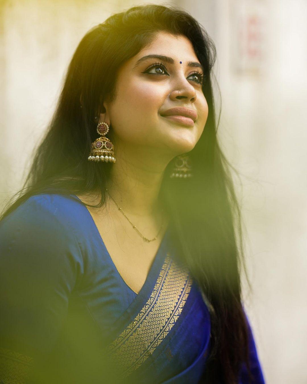 Exclusive hot photos | Gayathri shan looking very glamorous in saree