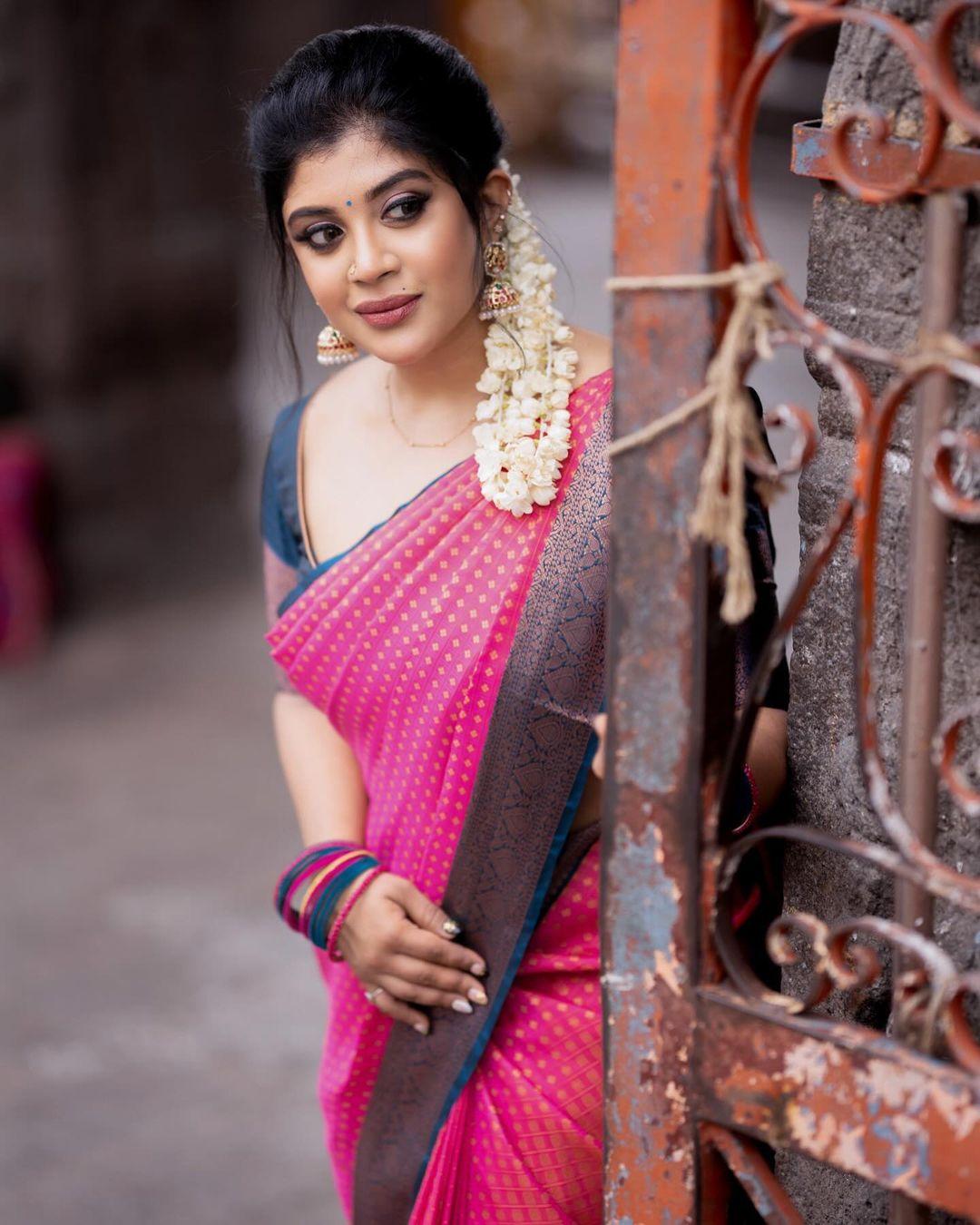 Exposing hot photos| Gayathri shan in saree hot photos gallery