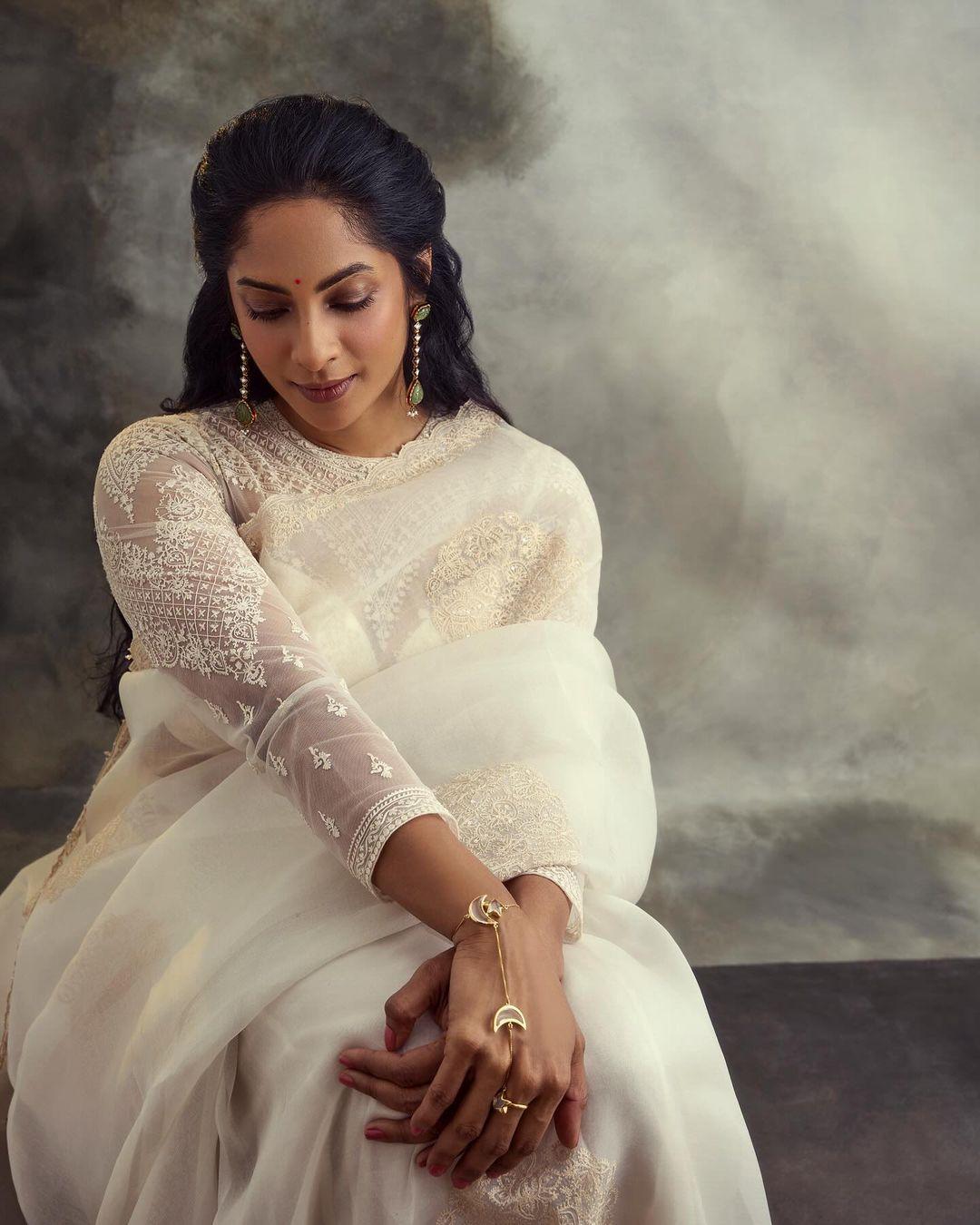 Exposing hot photos| Sriya Reddy in white dress looking very cute stills