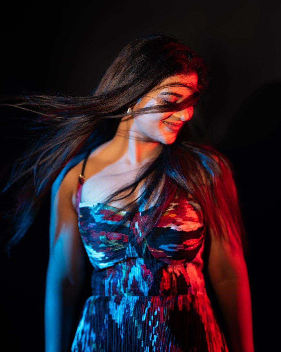 Glamorous photos | Aishwarya Rajesh exposing very glamorous photos