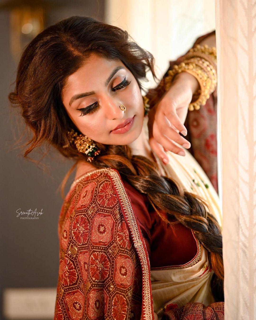 Hot and sexy photos| Athmiya Rajan in saree looking very glamorous photos