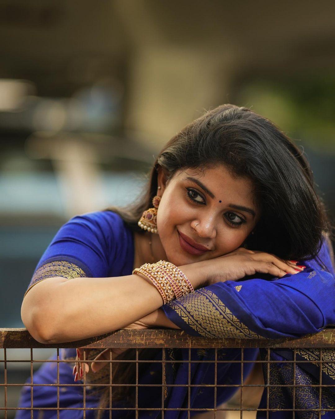Hot and sexy stills| Gayathri shan looking very glamorous in saree