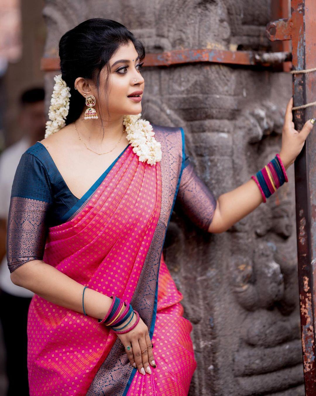 Saree hot photos| Gayathri shan in saree hot photos gallery