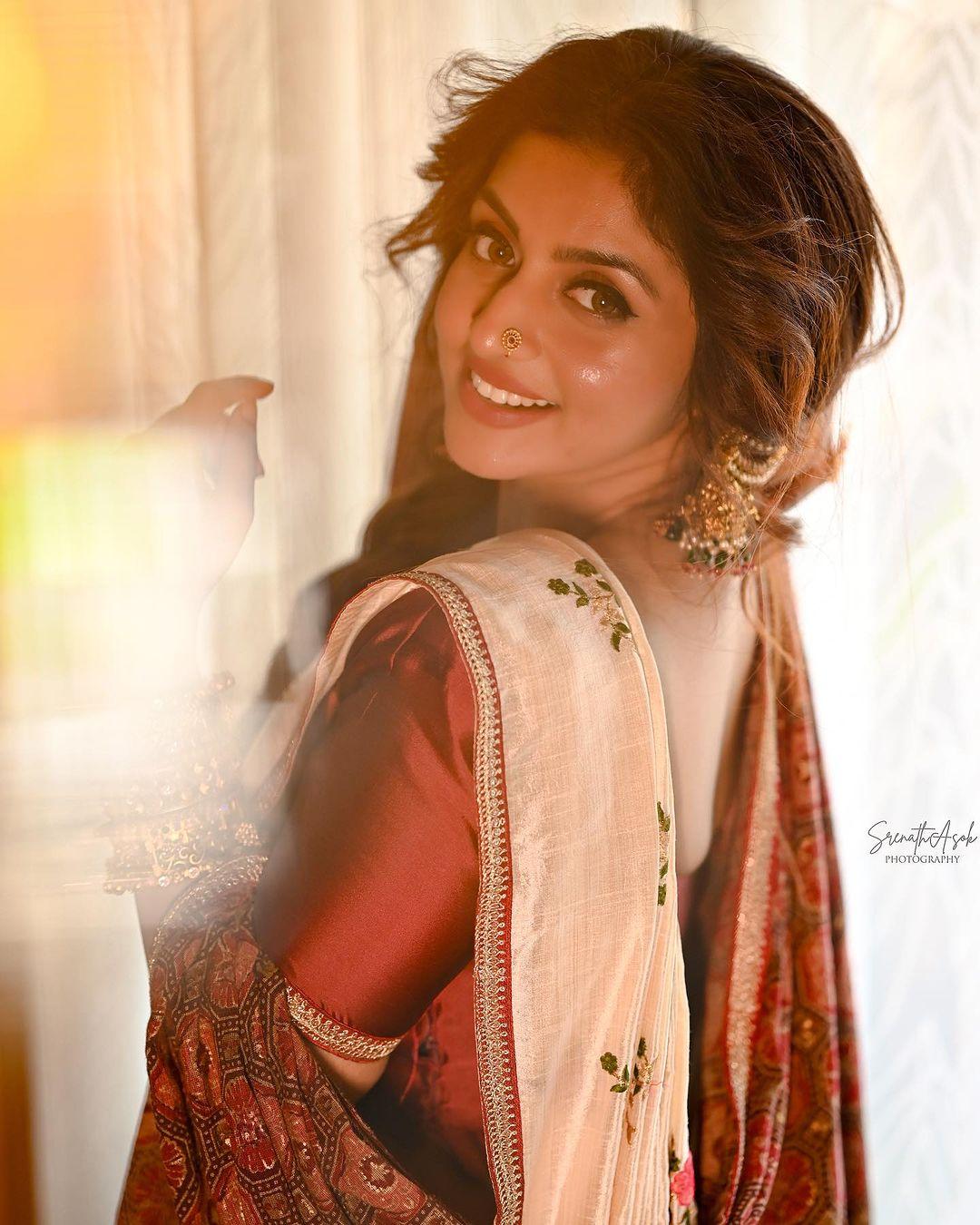 South Indian actress saree pic | Athmiya Rajan in saree looking very glamorous photos