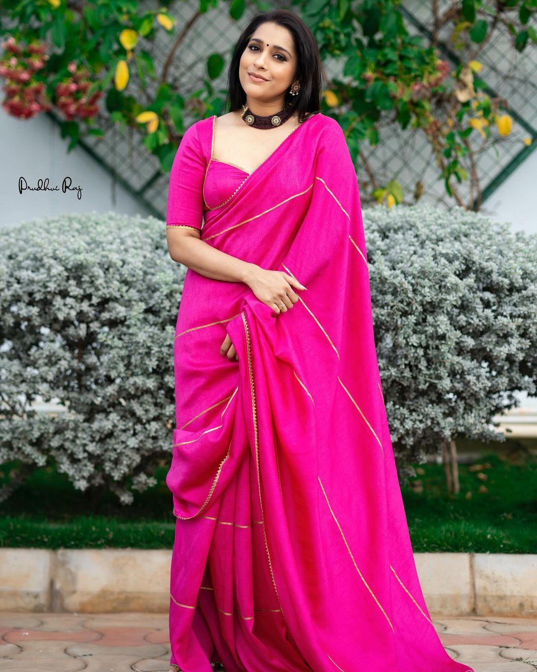 South Indian cute photos | Rashmi gautam in red saree hot photos