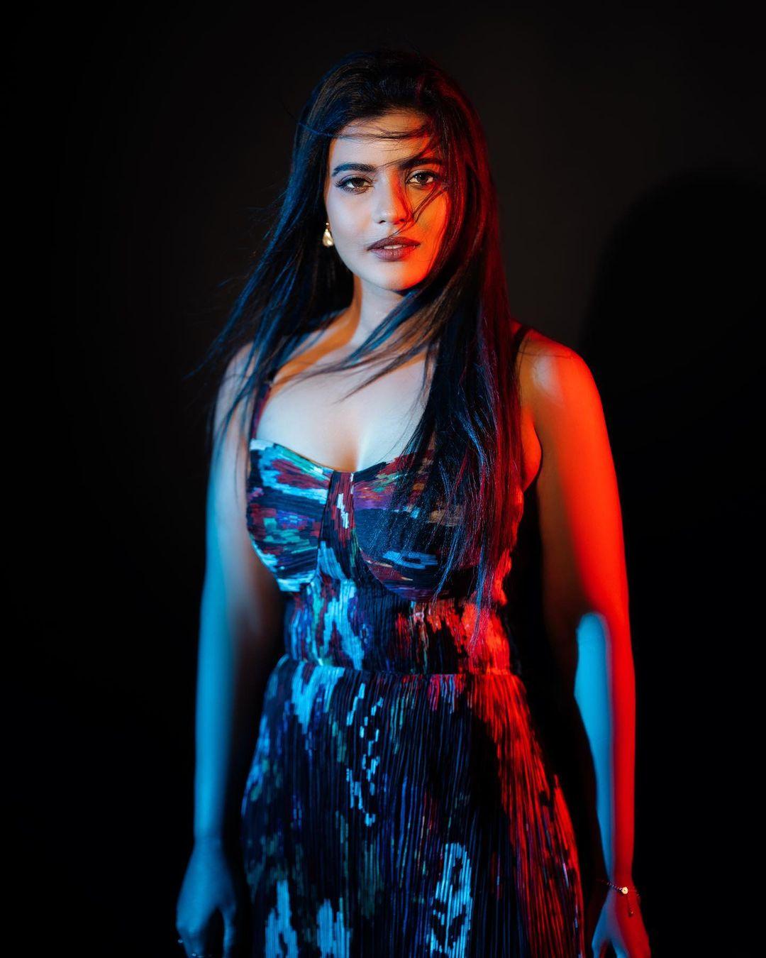 Tamil actress photos |Aishwarya Rajesh exposing very glamorous photos