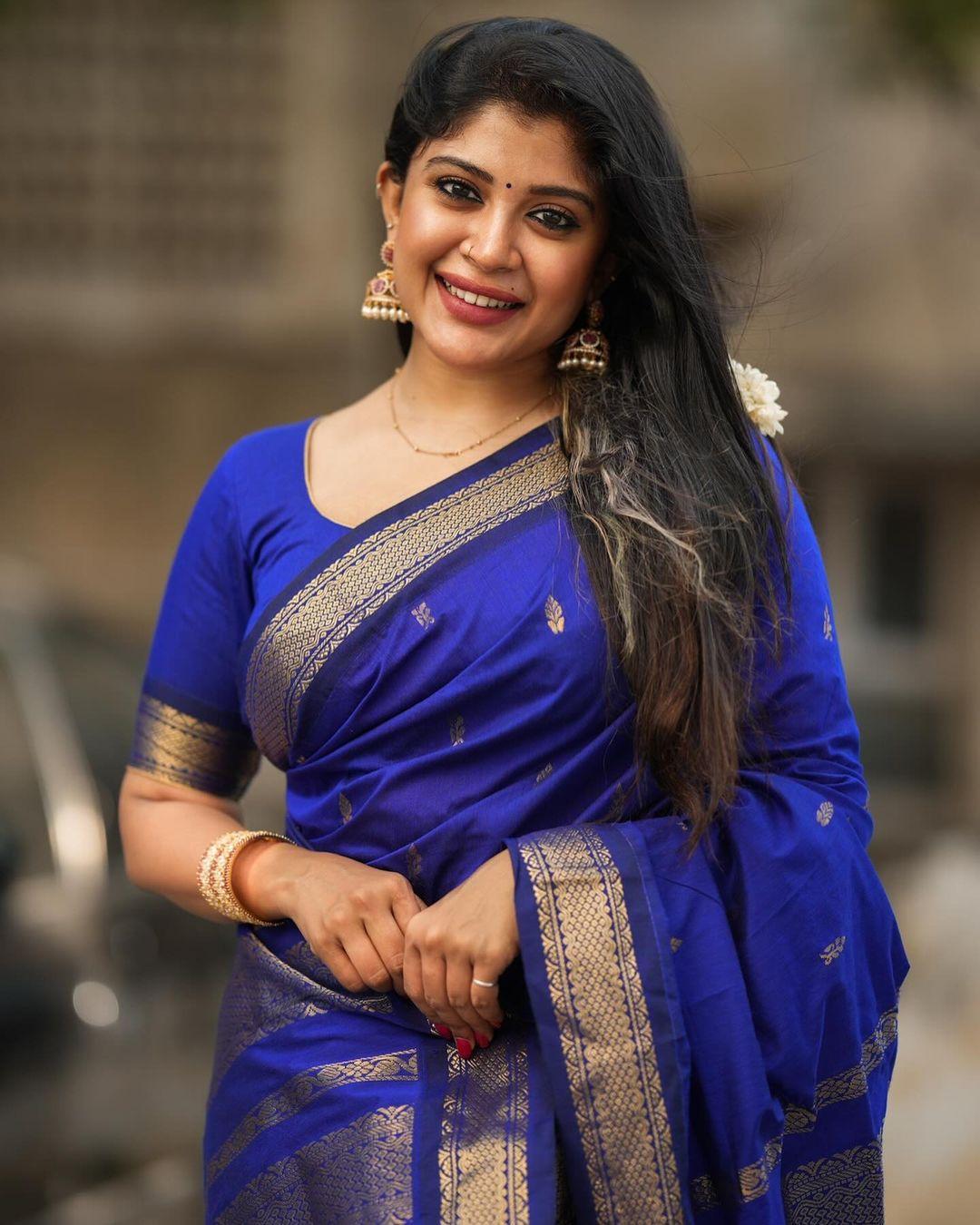 Tamil actress photos | Gayathri shan looking very glamorous in saree