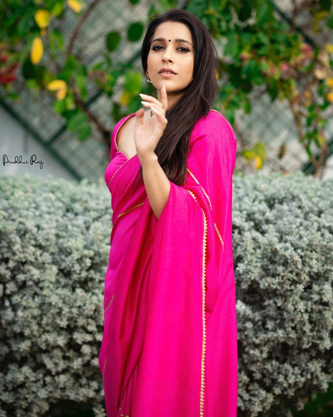 Telugu actress photos | Rashmi gautam in red saree hot photos