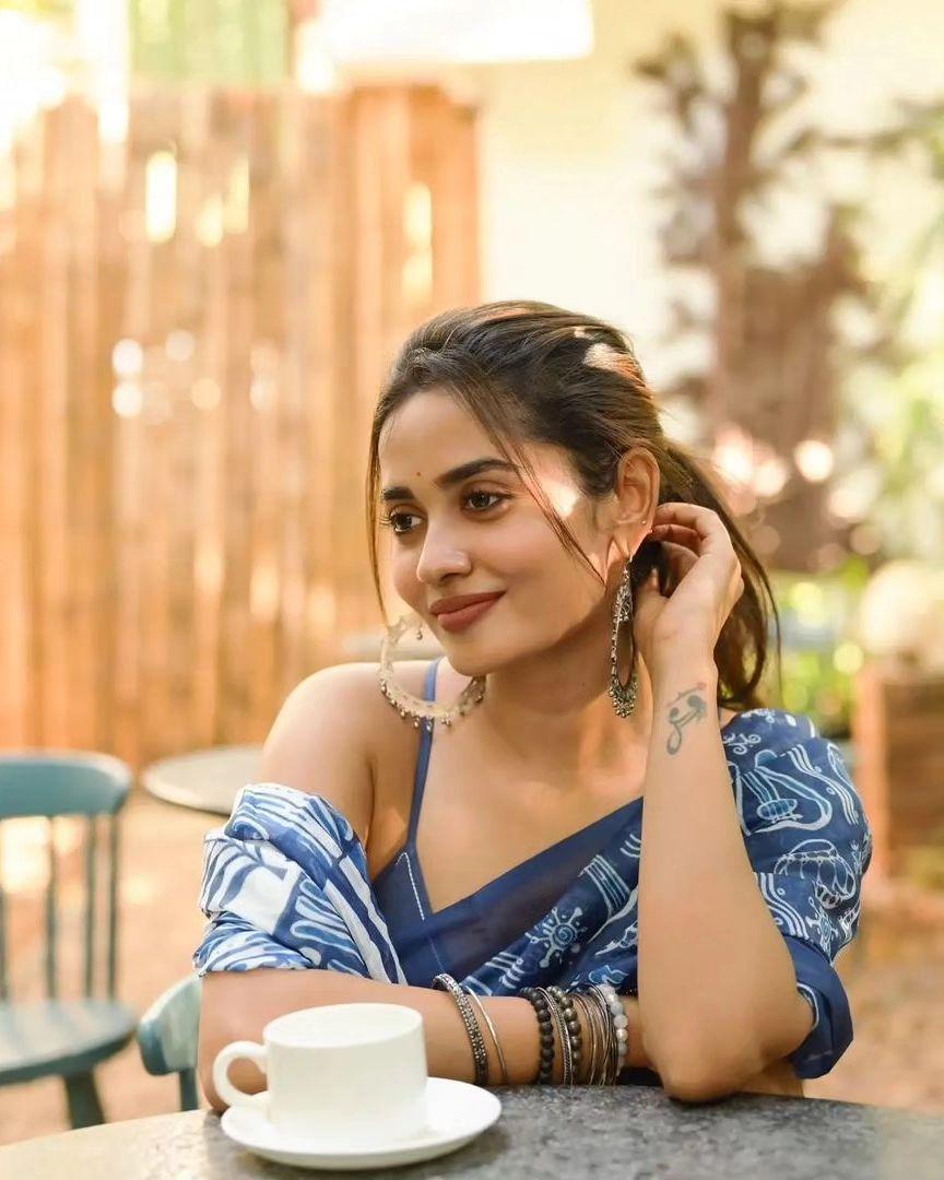 Beautiful actress photos | Teju Ashwini in sleeveless hot and sexy stills