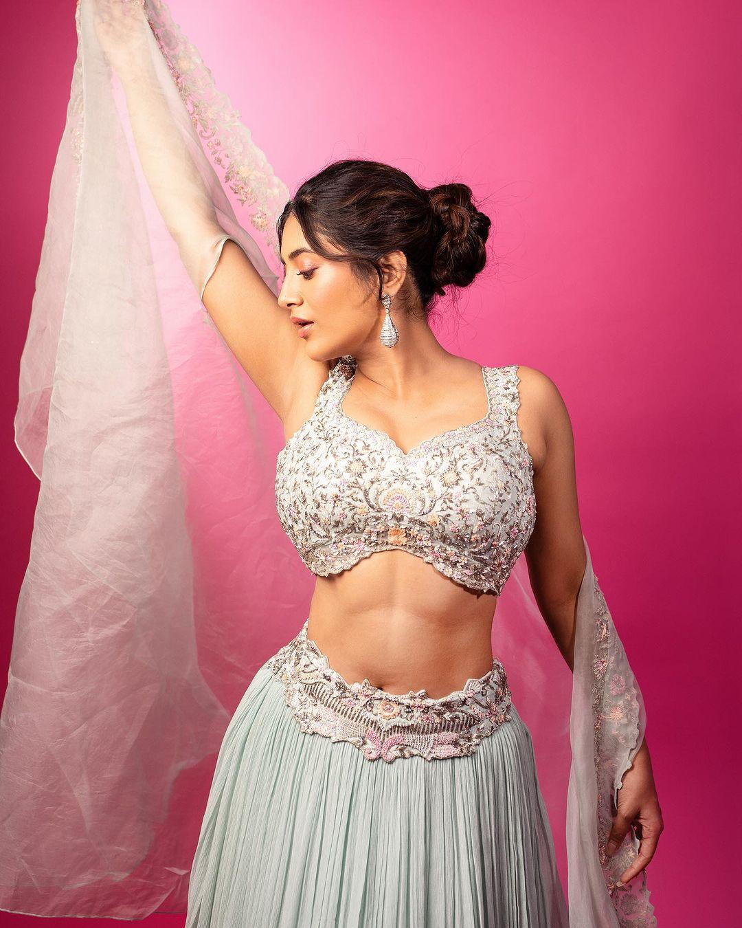 Hot and sexy stills | Rashi singh glamorous and cute stills