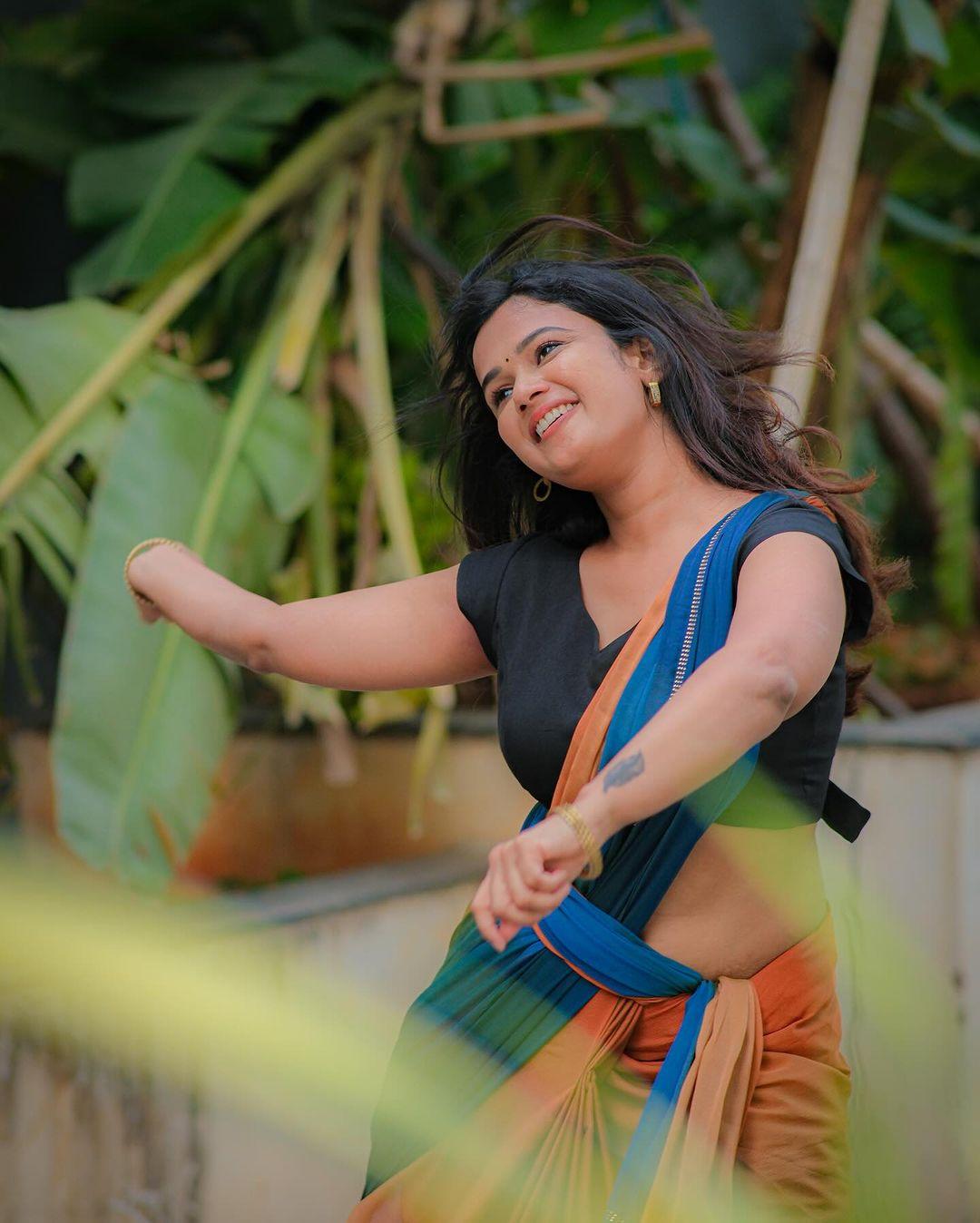Beautiful and cute stills | Ariyana Glory in Saree exposing hot photos gallery