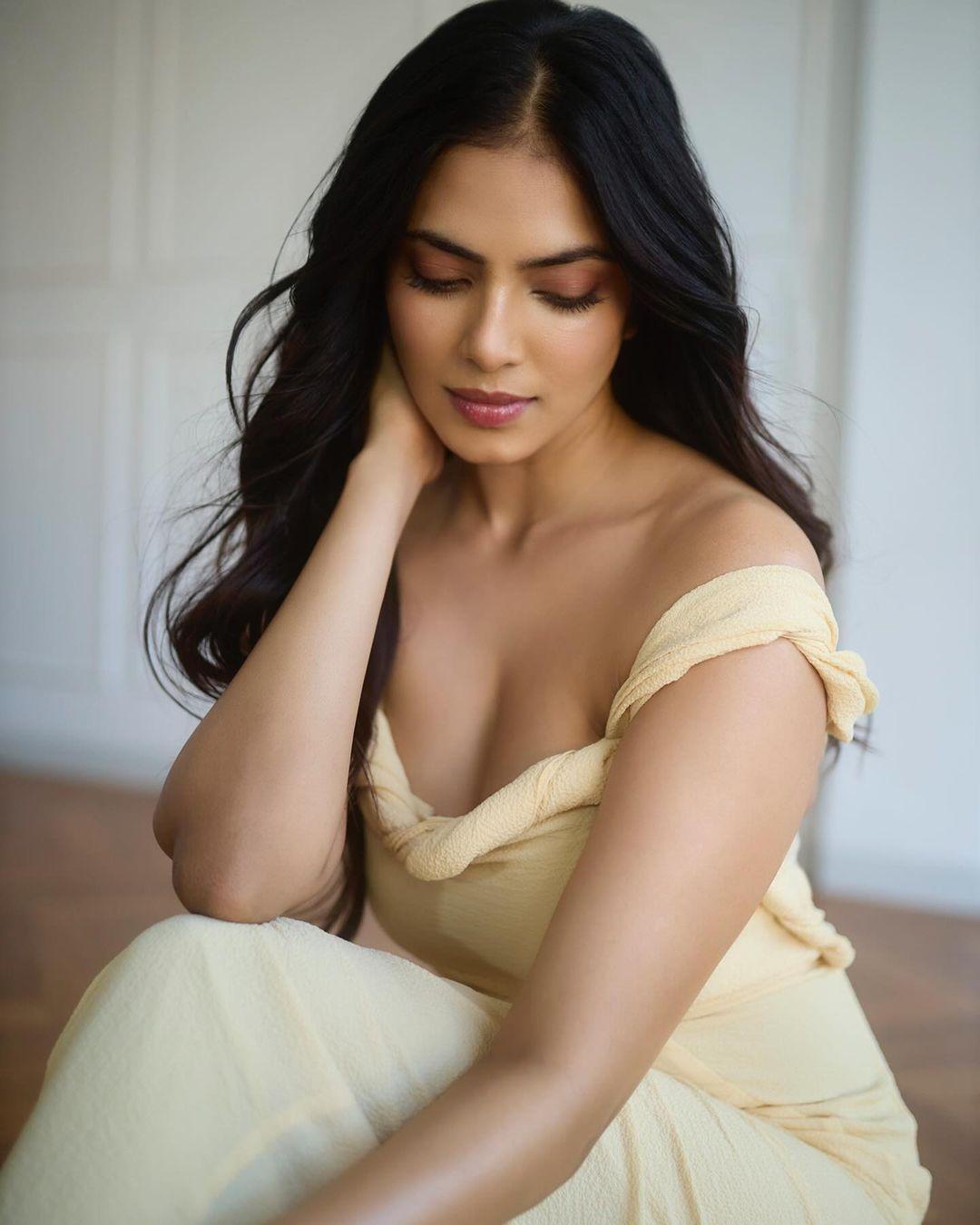 Beautiful and cute stills | Malavika Mohanan exclusive hot and seductive photos