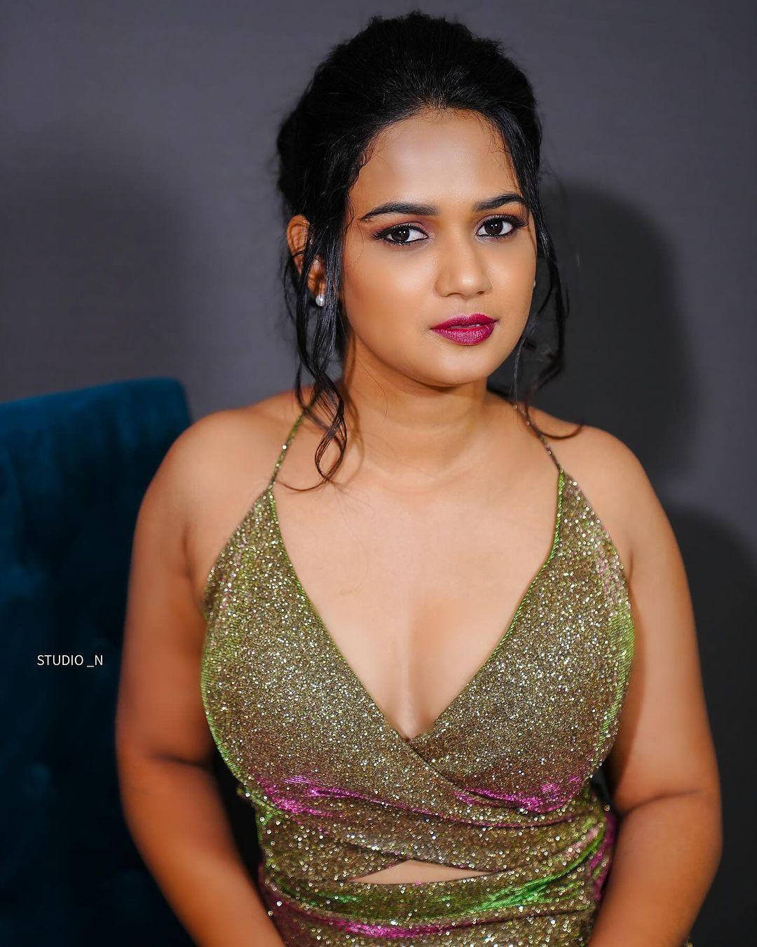 Beautiful and sexy stills | Ariyana Glory Glamorous and sexy exposing photos