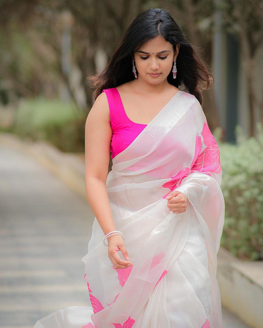 Beautiful and sexy stills | Ariyana Glory saree hot and spicy photos