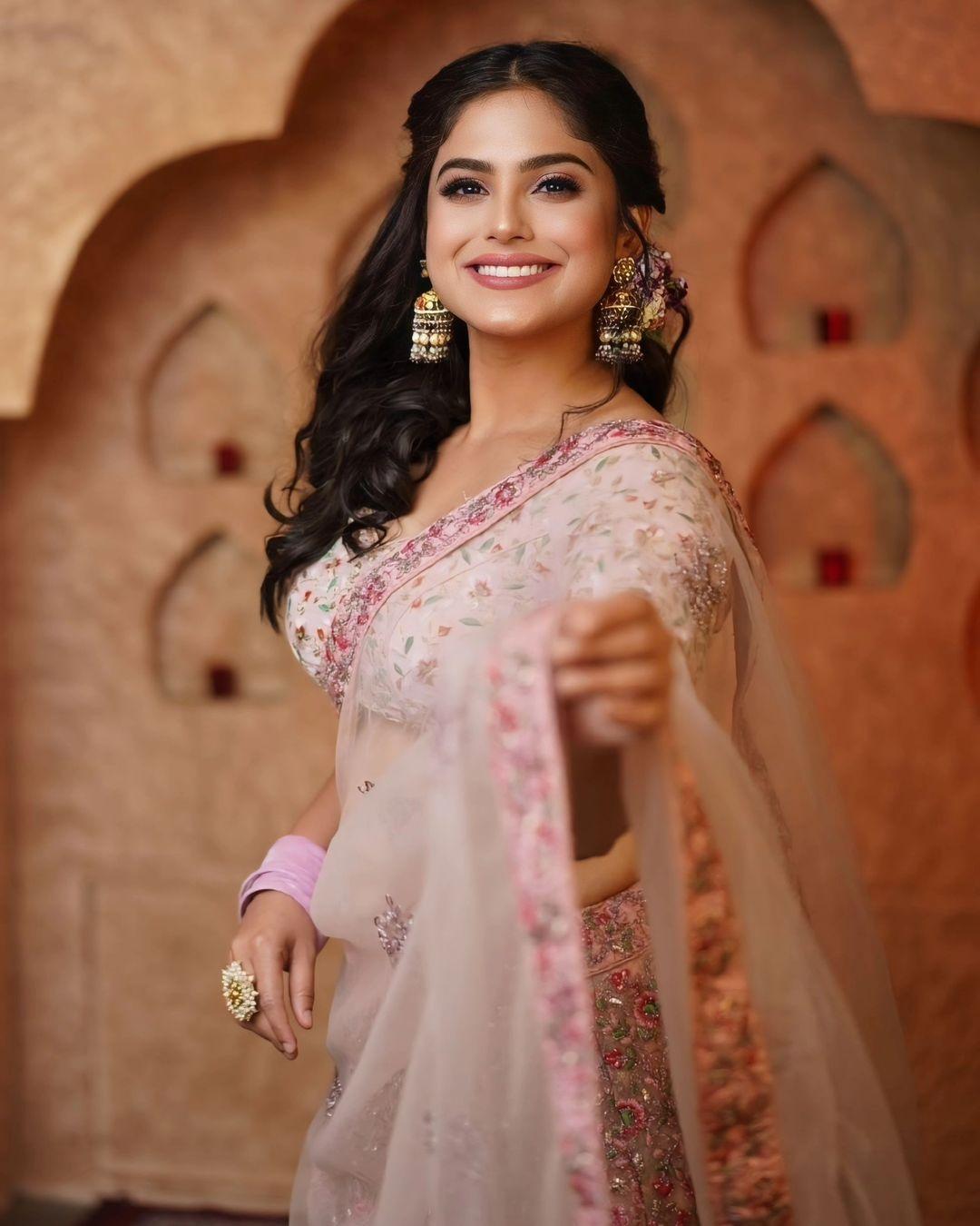Cute and sexy stills | Naina Ganguly looking very glamorous and cute stills