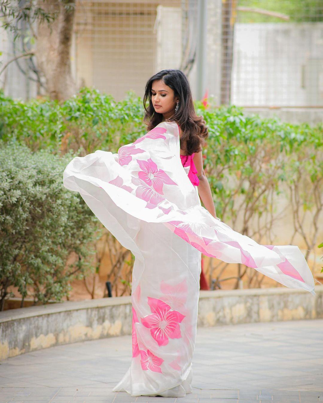 Saree hot photos gallery | Ariyana Glory saree hot and spicy photos