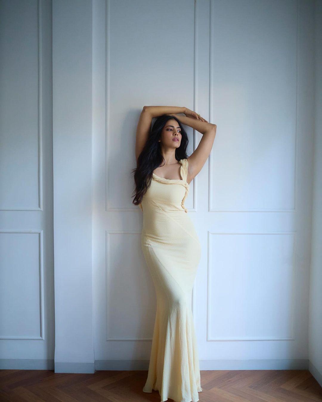 Sexy actress photos | Malavika Mohanan exclusive hot and seductive photos