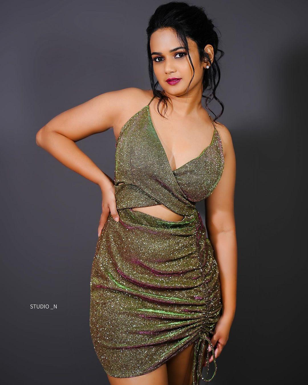 South Indian Beautiful actress| Ariyana Glory Glamorous and sexy exposing photos