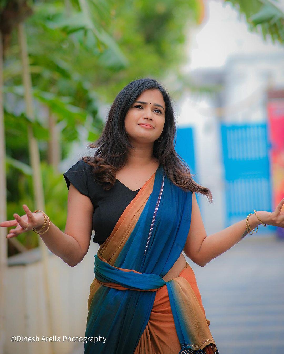 South Indian actress hot photos | Ariyana Glory in Saree exposing hot photos gallery