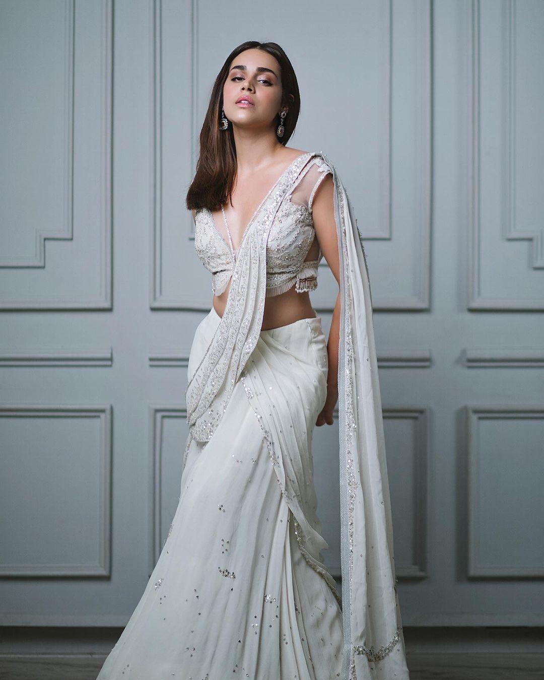 Beautiful and cute stills | Naila Grewal looking very glamorous and cute sexy stills