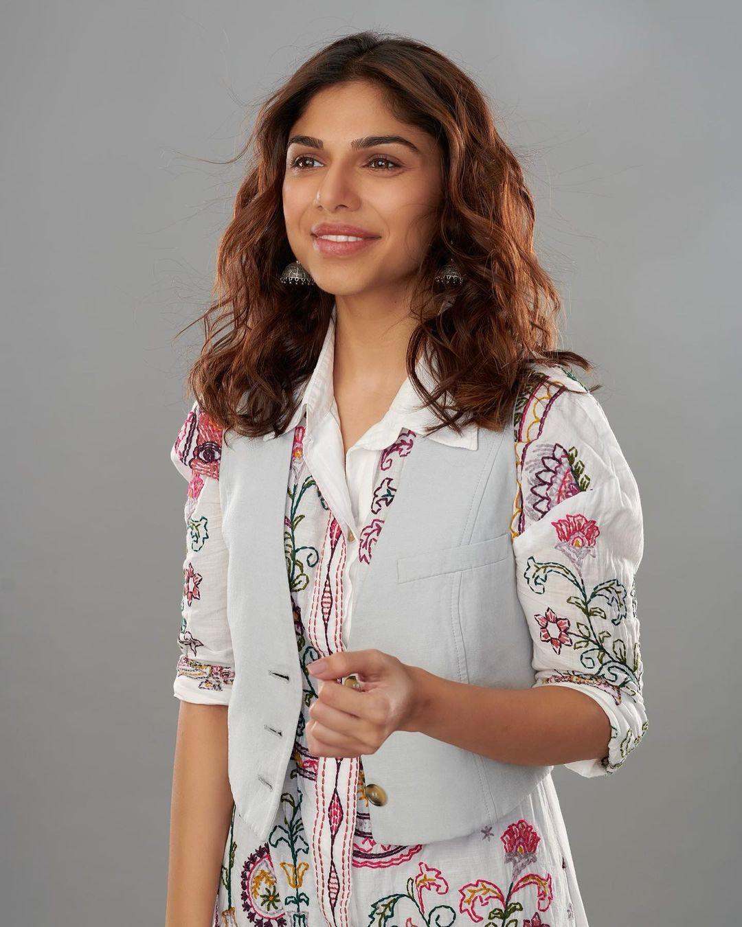 Beautiful and cute stills |Sharmin Segal beautiful and sexy stills