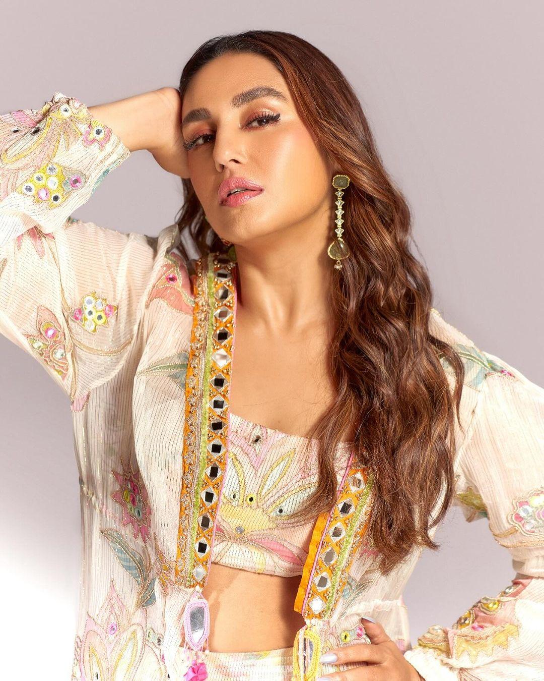 Cute and spicy photos | Huma Qureshi exposing cleavage hot photos gallery