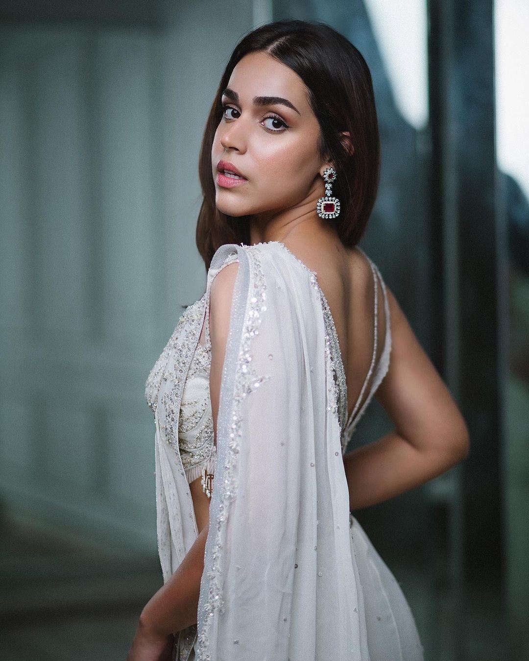 Hot photos | Naila Grewal looking very glamorous and cute sexy stills