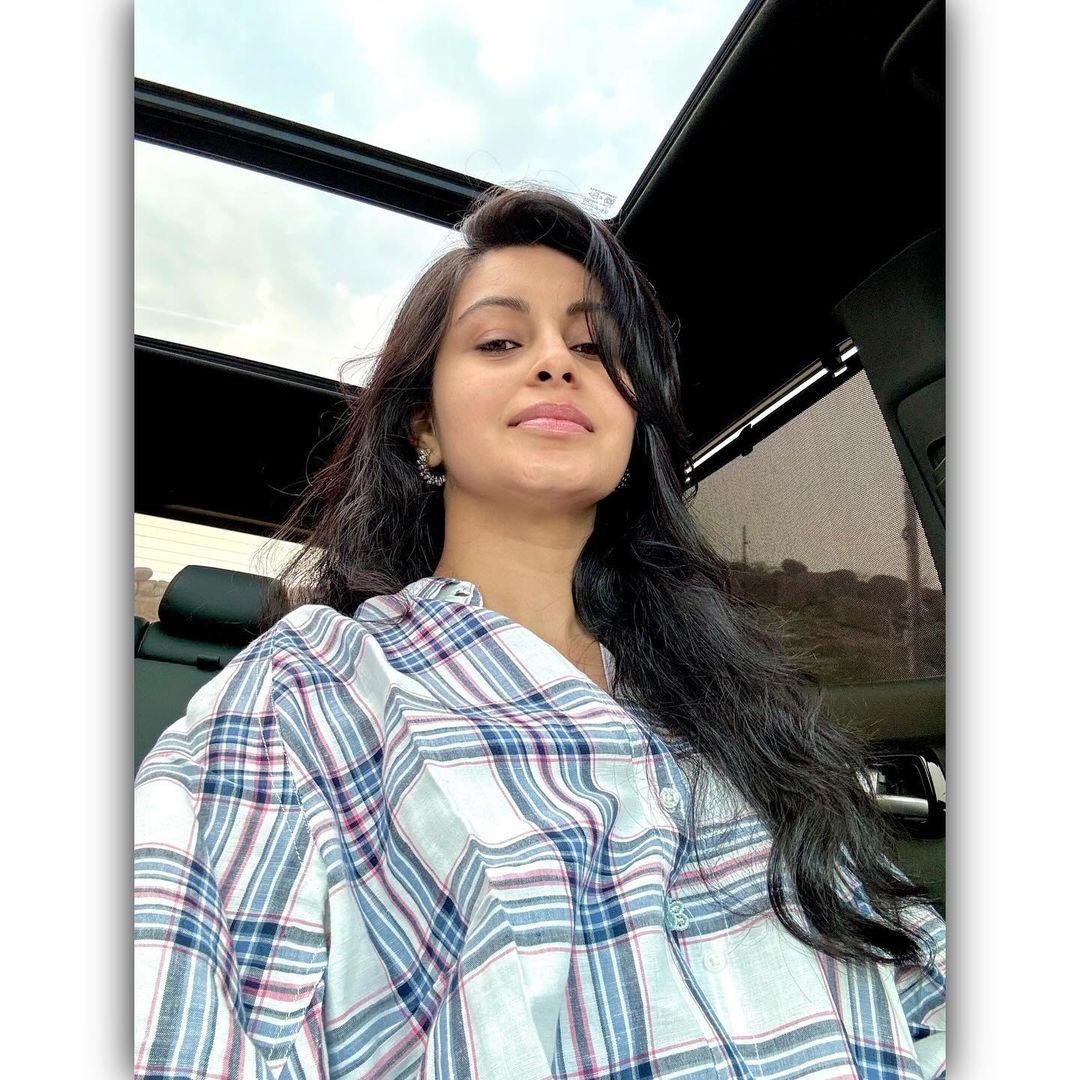 Cute and sexy stills | Abhinaya looking very glamorous and cute stills