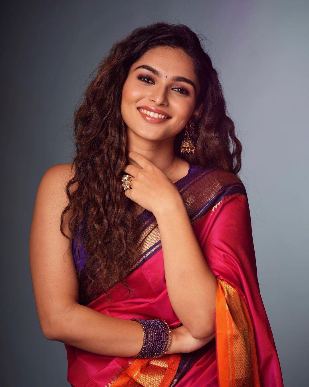 Beautiful actress photos | Kayadu Lohar looking very glamorous in saree