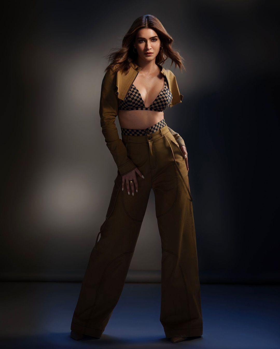 Bollywood actress photos | Kriti Sanon looking very glamorous and cute stills