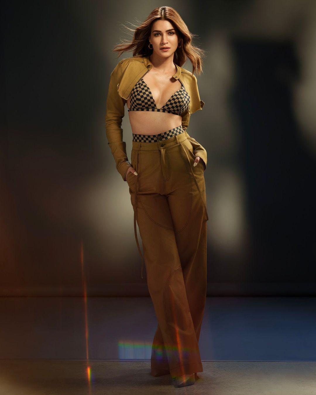 Bollywood sexy stills| Kriti Sanon looking very glamorous and cute stills