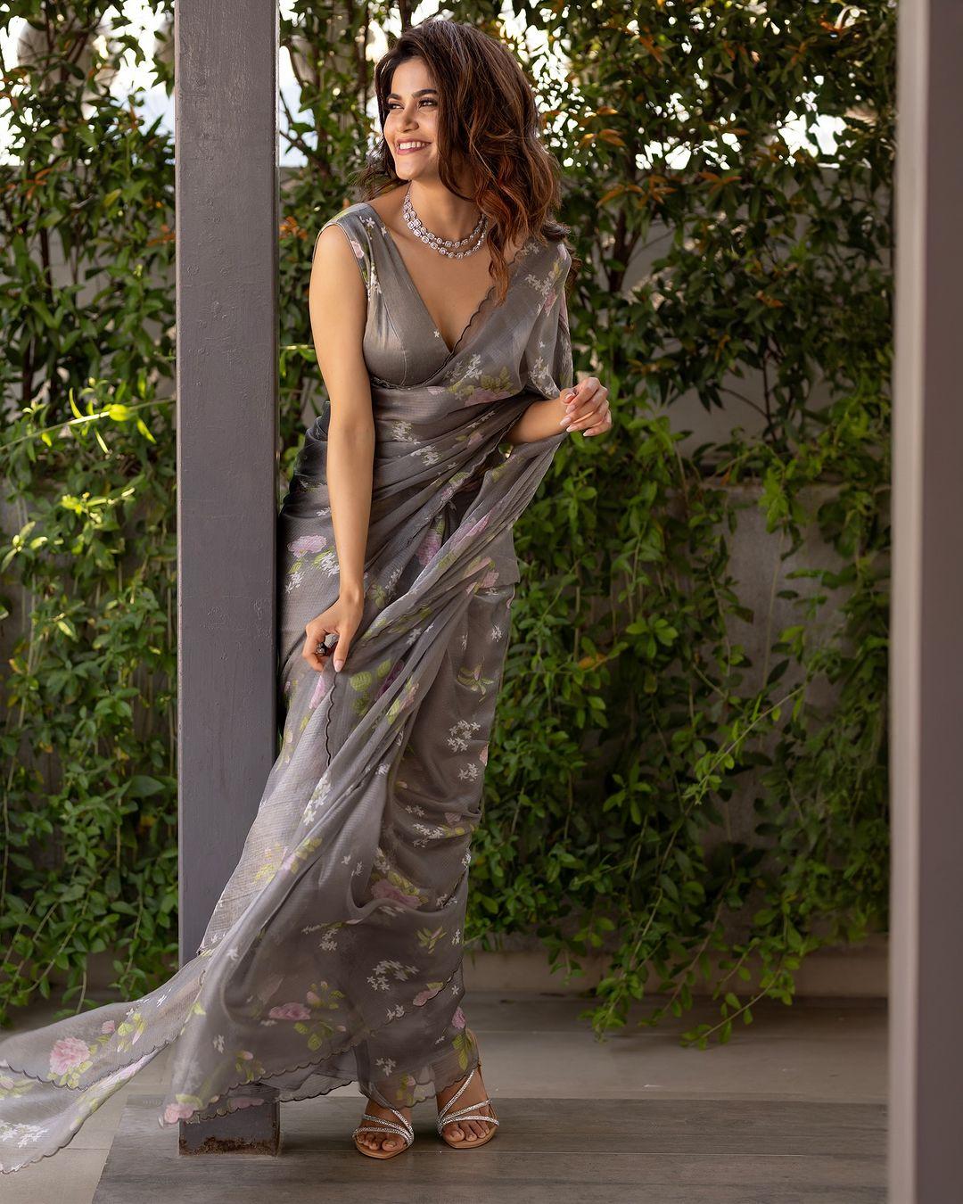 Cute Bollywood actress photos | Aaditi Pohanka in saree exclusive hot photos