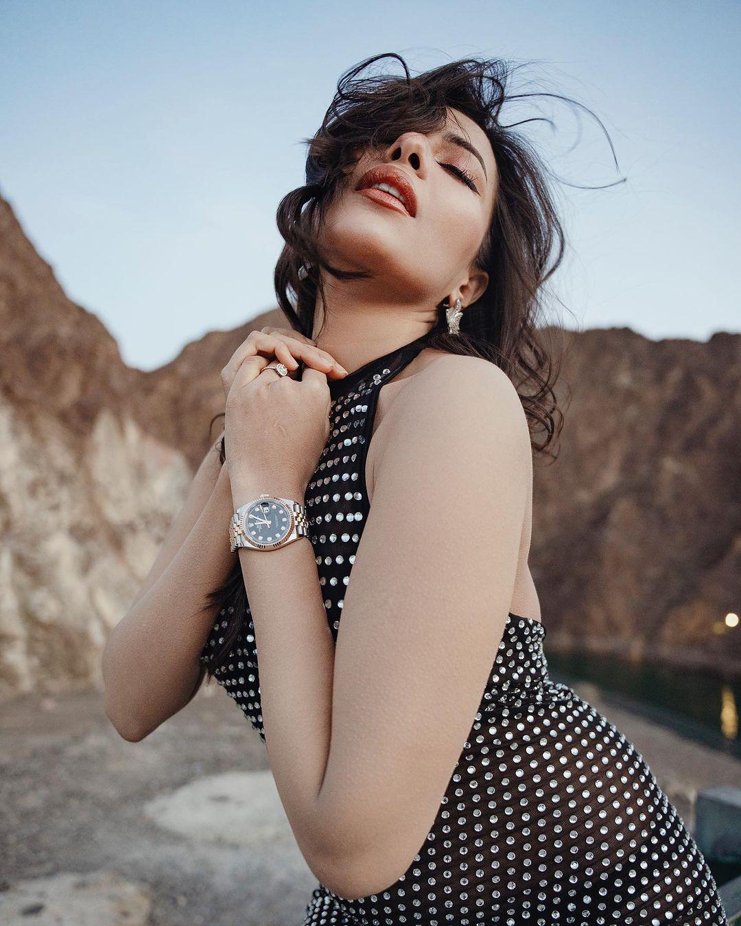 Beautiful and sexy photos| Samonty Shoumi looking very glamorous and cute stills