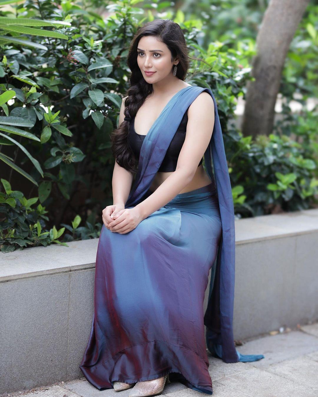 Beautiful and sexy stills | Simran Gupta in saree navel hot photoshoot