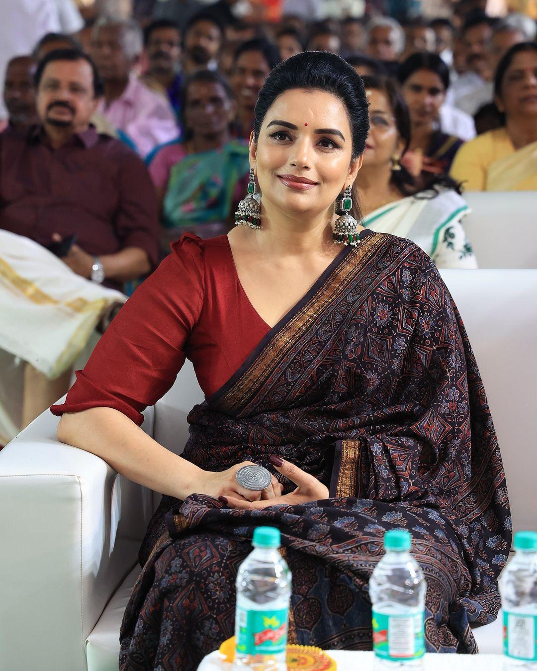 Cute and sexy stills | Shweta Menon looking very glamorous photos
