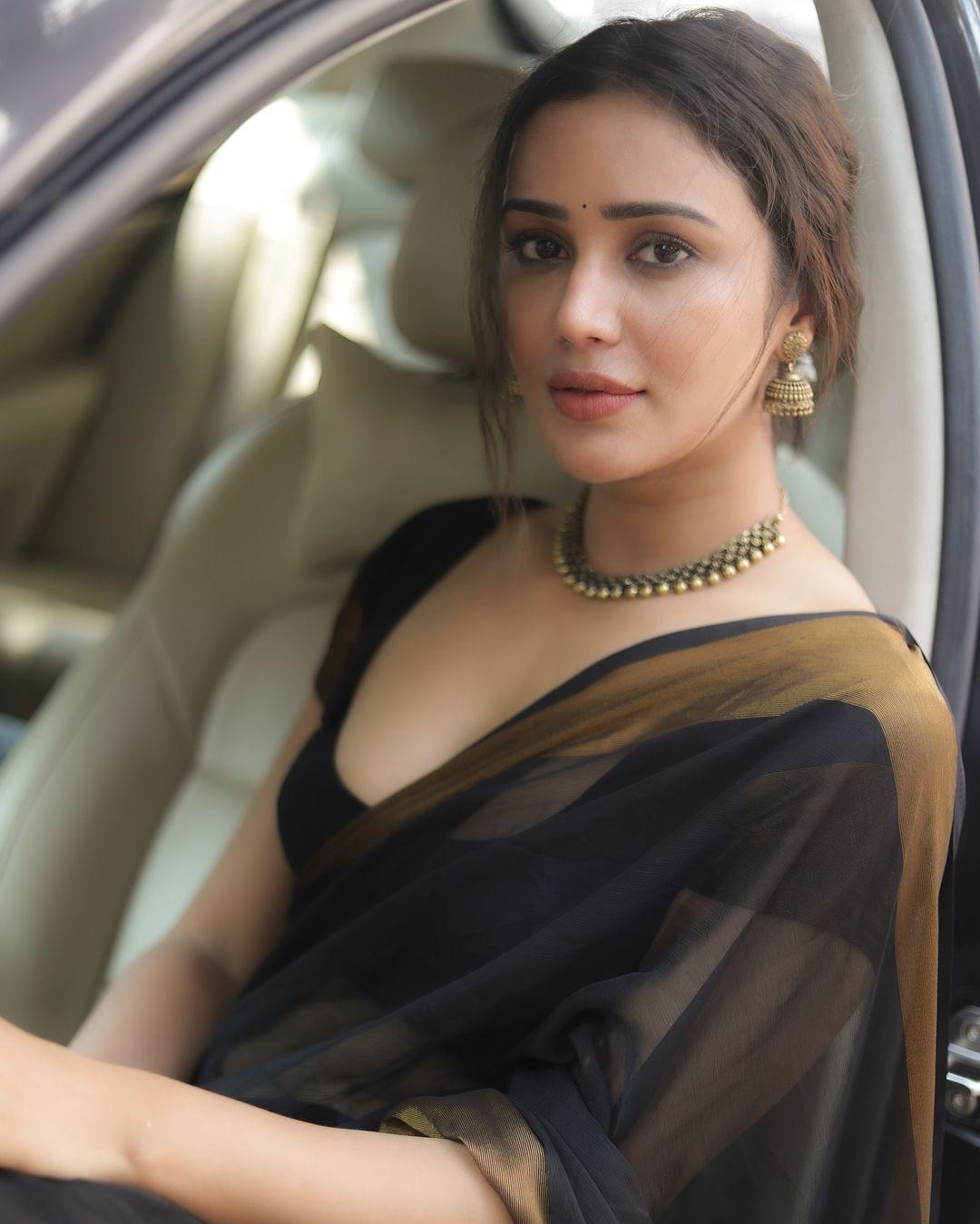 Exclusive hot photos |Simran Gupta in black saree exclusive photos