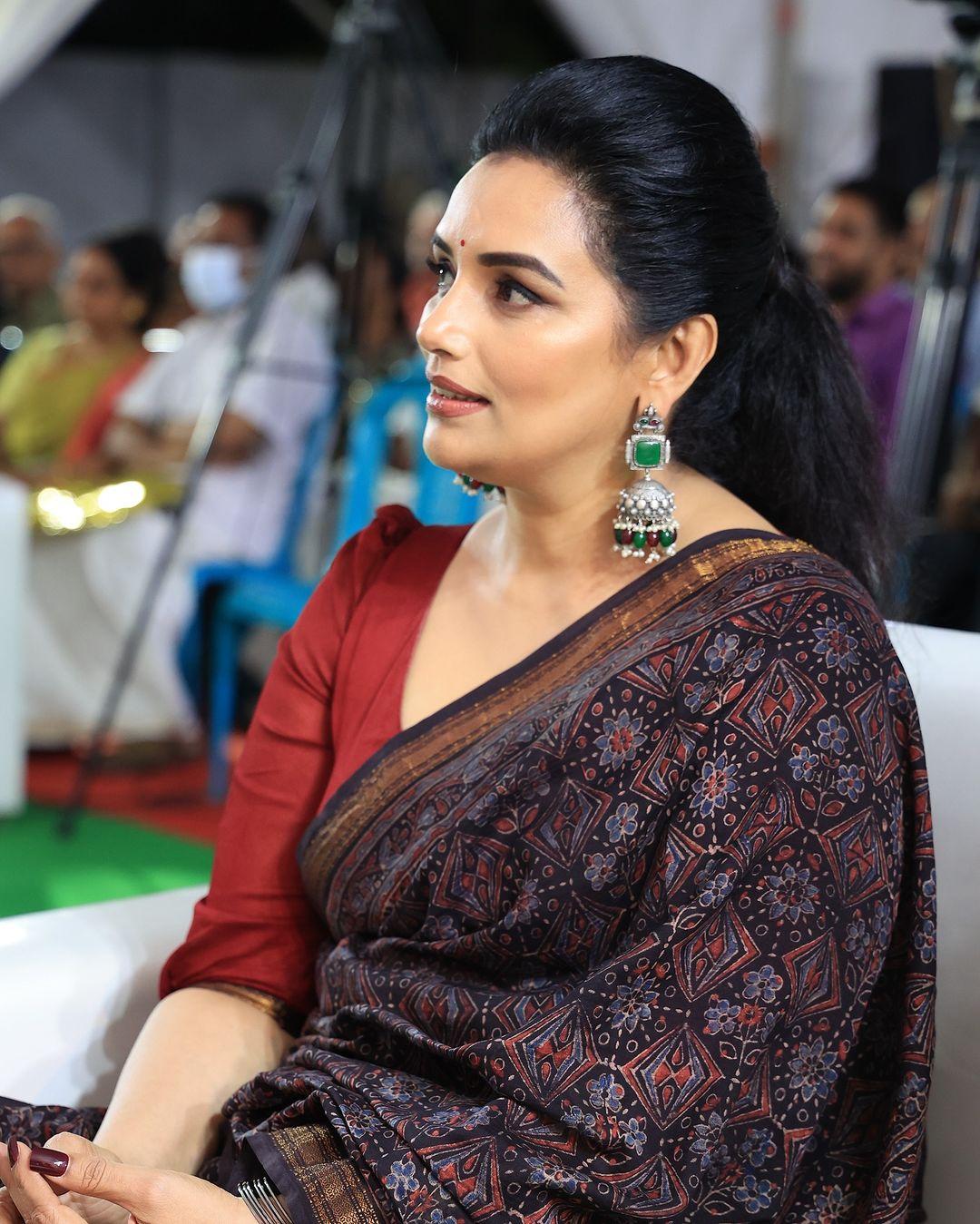 Exposing hot photos | Shweta Menon looking very glamorous photos