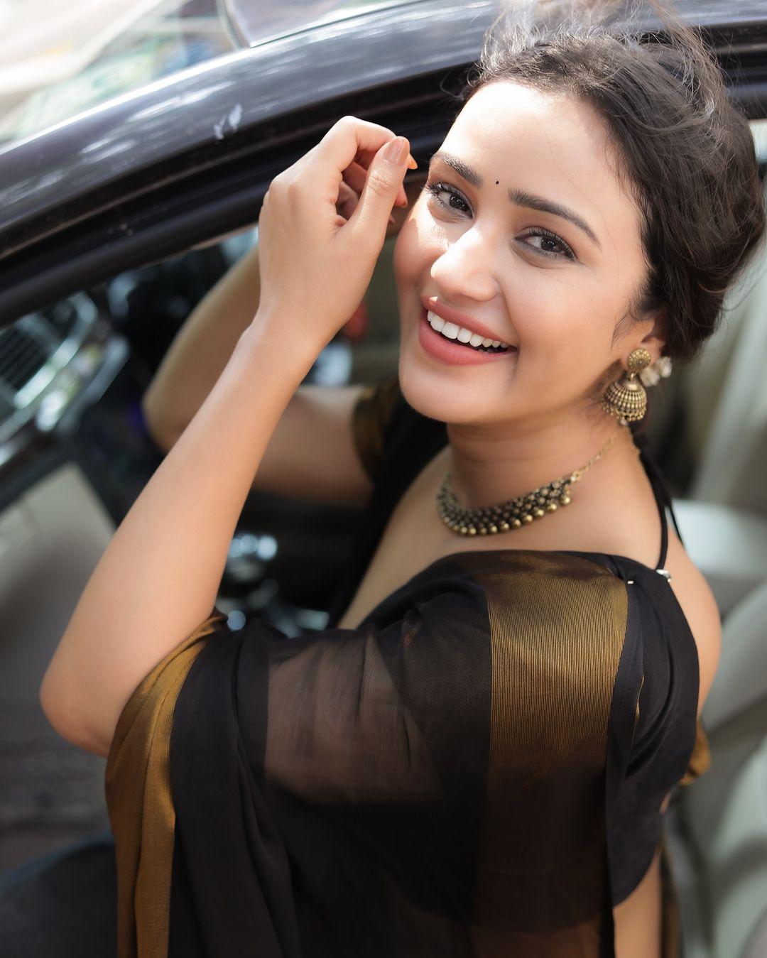 Glamorous and cute stills | Simran Gupta in black saree exclusive photos